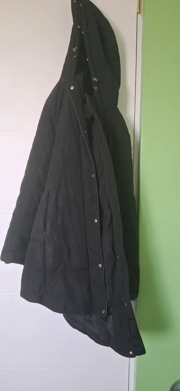 Abrigo negro con capucha para invierno - 1