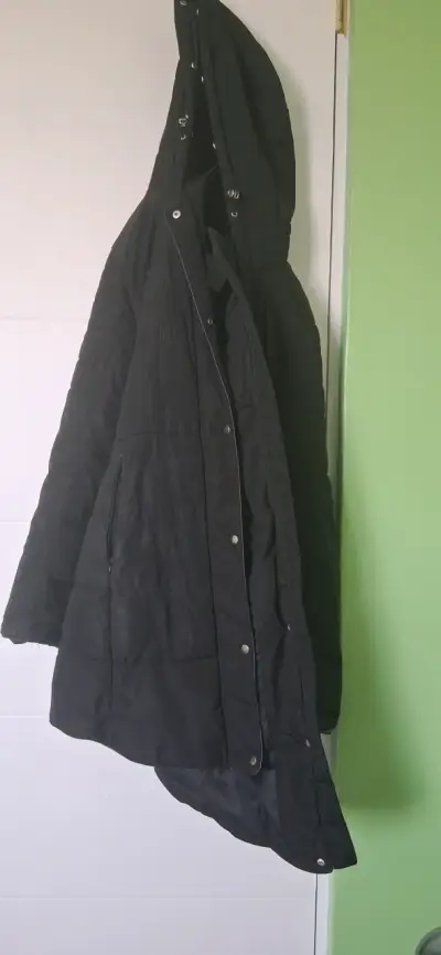 Abrigo negro con capucha para invierno - miniatura 1