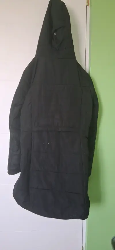 Abrigo negro con capucha para invierno - miniatura 2