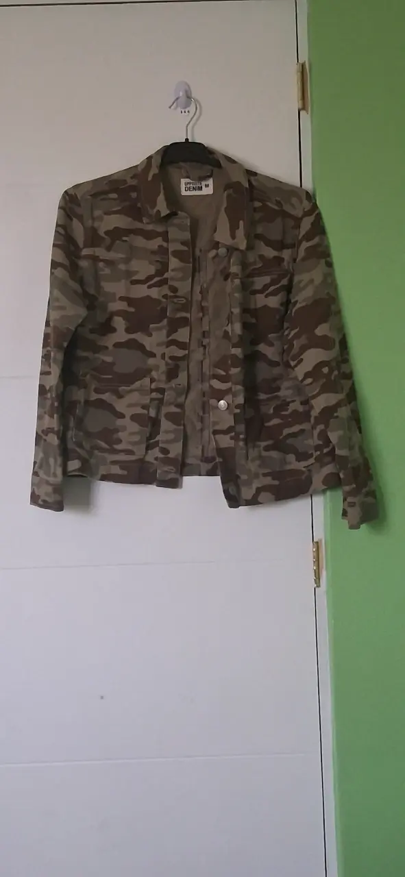 Chaqueta camuflaje estilo militar para mujer