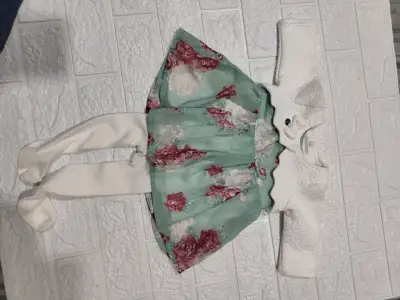 Vestido de bebé floral con chaqueta y pantis - miniatura 5