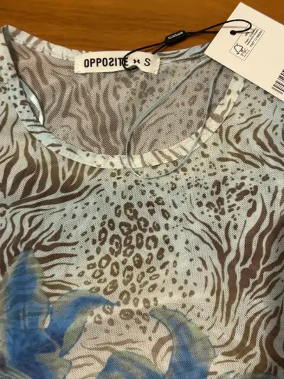 Polera estampada animal print Opposite + aros - miniatura 3