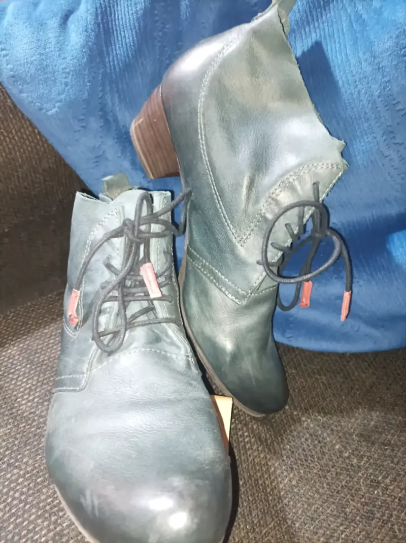 Botines de cuero verde oscuro con tacón