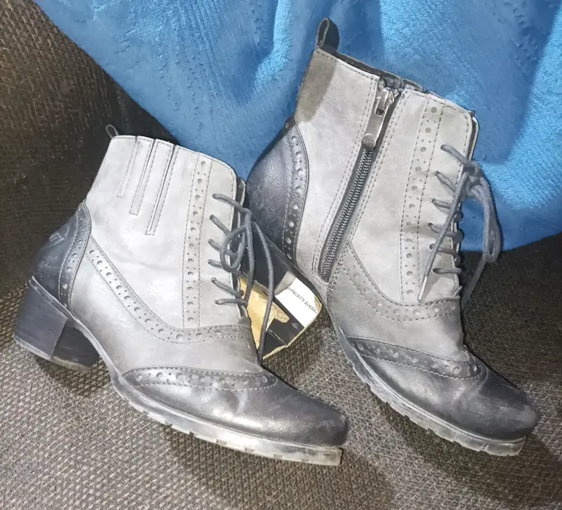 Botines de cuero gris con cordones y cierre lateral