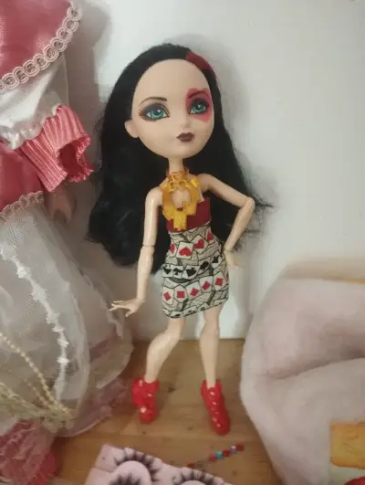 Muñeca de colección con vestido estampado y zapatos rojos - miniatura 1