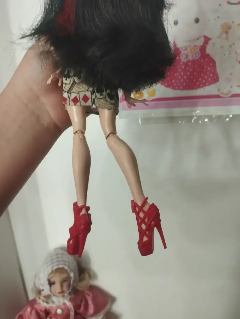 Muñeca de colección con vestido estampado y zapatos rojos - 2