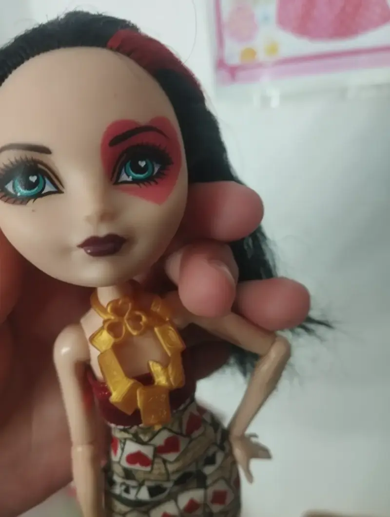 Muñeca de colección con vestido estampado y zapatos rojos - 4
