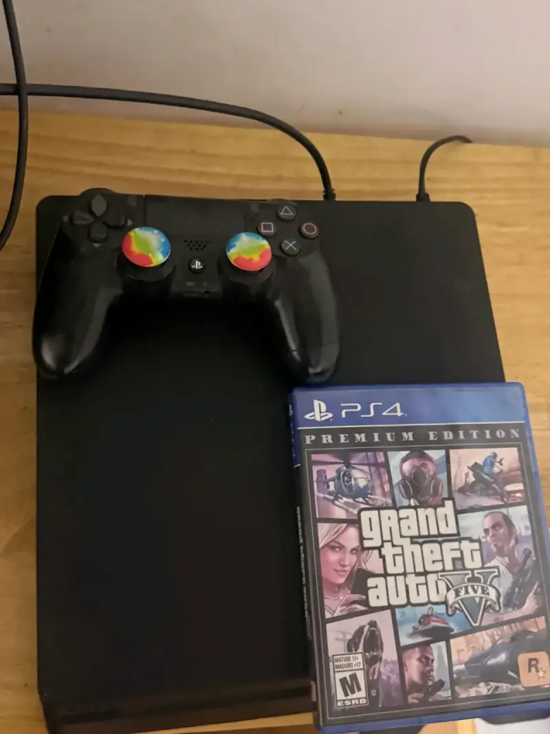 Consola PS4 slim 1tb con control y juego GTA V - 1