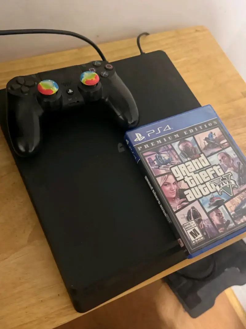 Consola PS4 slim 1tb con control y juego GTA V - 2
