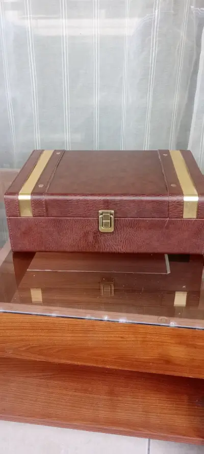 Set de Vino con Estuche de Cuero y Accesorios - miniatura 1