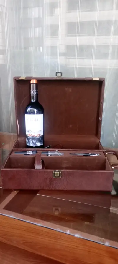 Set de Vino con Estuche de Cuero y Accesorios - miniatura 2