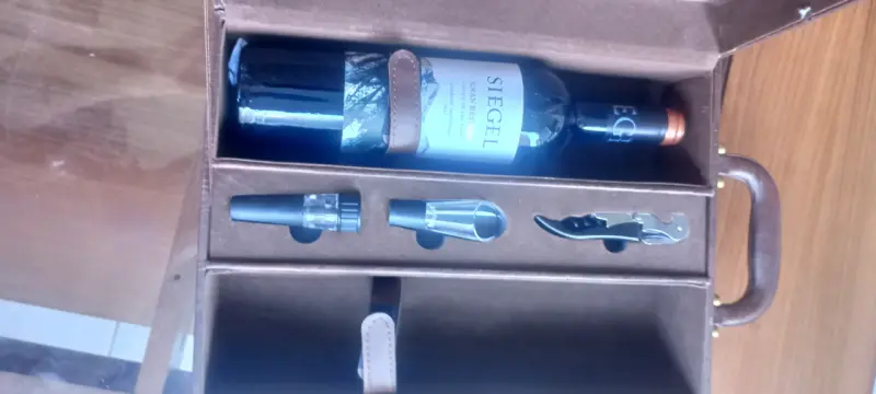 Set de Vino con Estuche de Cuero y Accesorios - 3