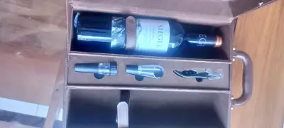Set de Vino con Estuche de Cuero y Accesorios - miniatura 3