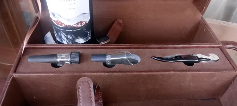 Set de Vino con Estuche de Cuero y Accesorios - 4
