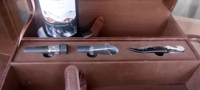 Set de Vino con Estuche de Cuero y Accesorios - miniatura 4