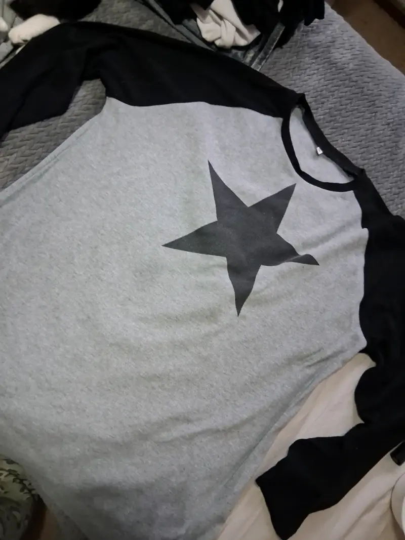 Polera de manga larga gris con estrella negra - 1