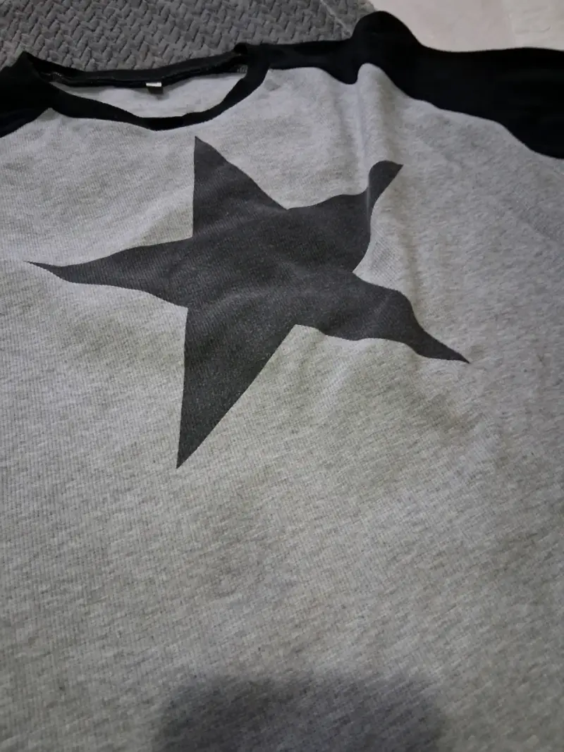 Polera de manga larga gris con estrella negra - 2