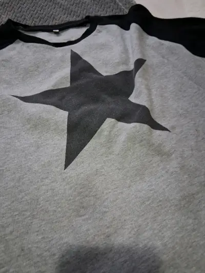 Polera de manga larga gris con estrella negra - miniatura 2
