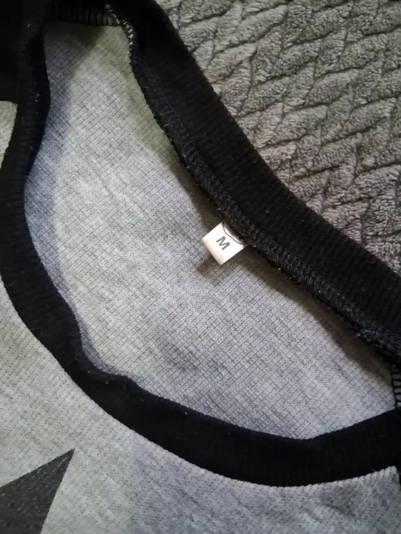 Polera de manga larga gris con estrella negra - 3