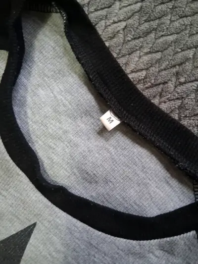 Polera de manga larga gris con estrella negra - miniatura 3