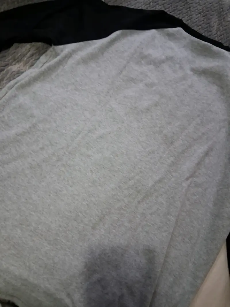 Polera de manga larga gris con estrella negra - 4