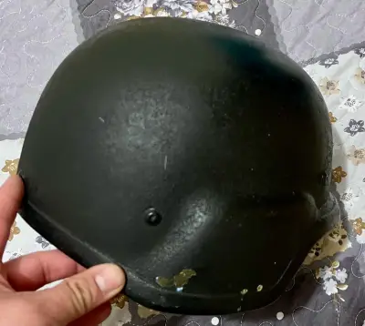 Casco táctico negro para protección - miniatura 1