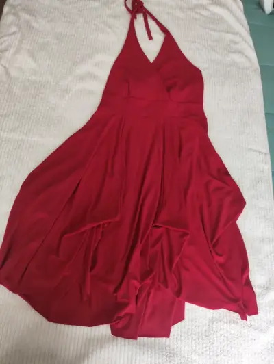 Vestido rojo elegante con escote halter - miniatura 1