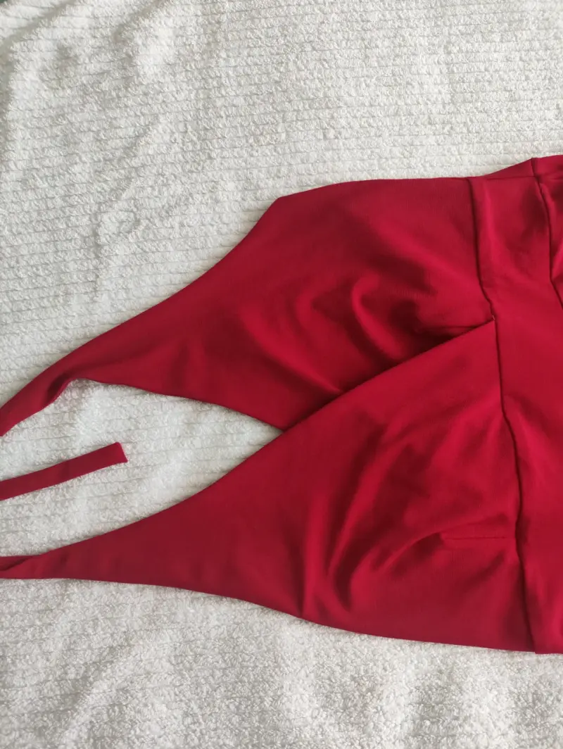 Vestido rojo elegante con escote halter - 2