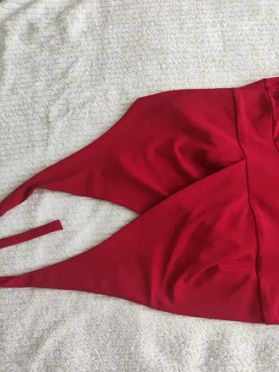 Vestido rojo elegante con escote halter - miniatura 2