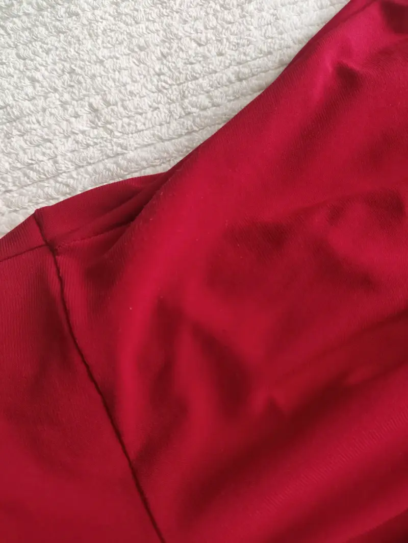 Vestido rojo elegante con escote halter - 3