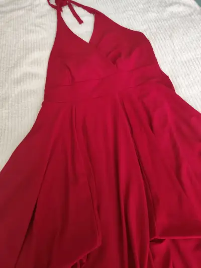 Vestido rojo elegante con escote halter - miniatura 4