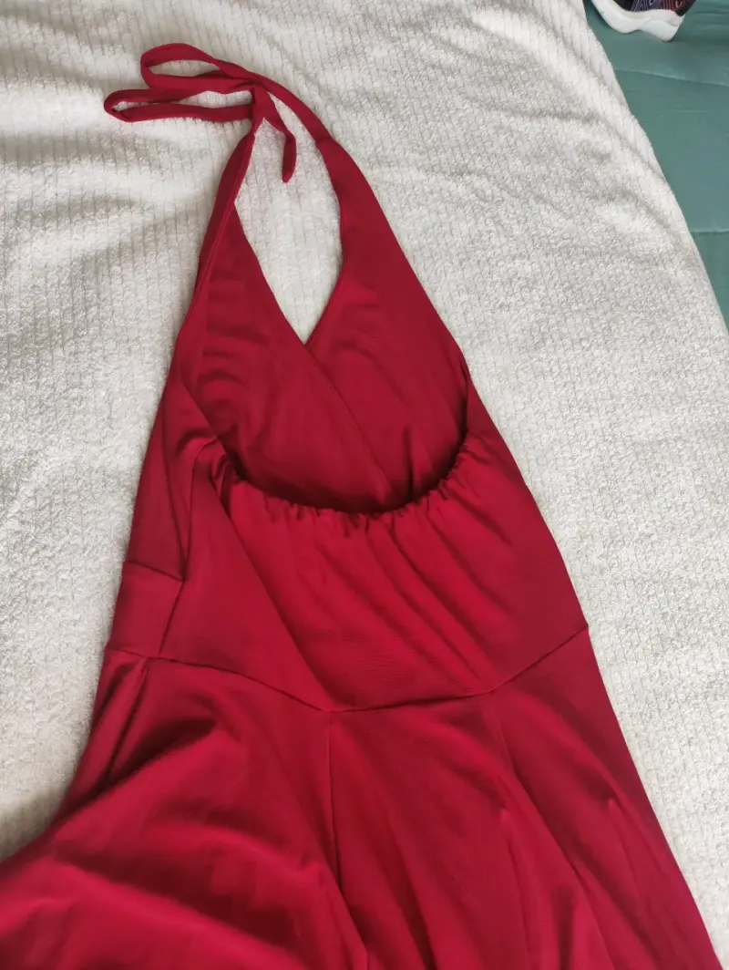 Vestido rojo elegante con escote halter - 5