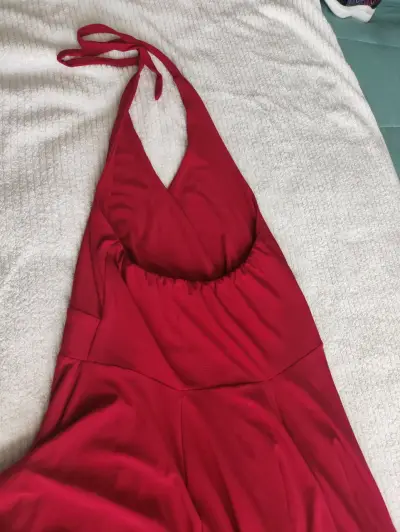 Vestido rojo elegante con escote halter - miniatura 5
