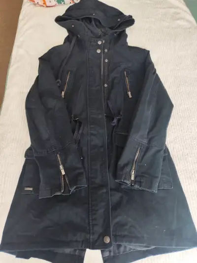 Chaqueta azul marinocon capucha y cierre metálico - miniatura 1