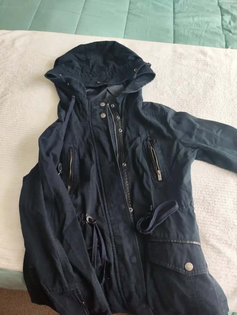 Chaqueta azul marinocon capucha y cierre metálico - 2