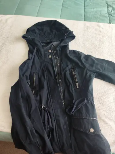 Chaqueta azul marinocon capucha y cierre metálico - miniatura 2