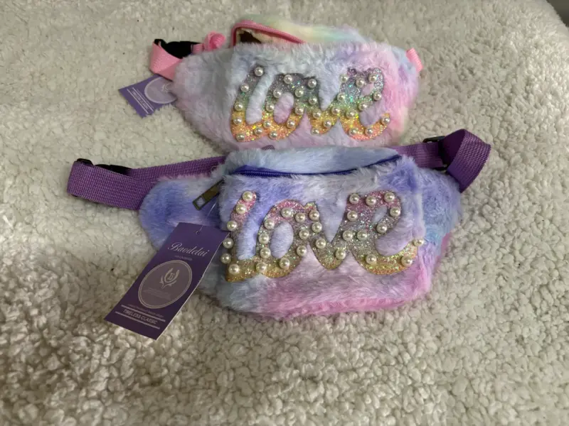 Riñonera de peluche multicolor con diseño 'Love'