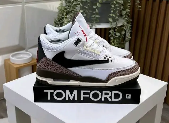 Zapatillas deportivas blancas con diseño moderno