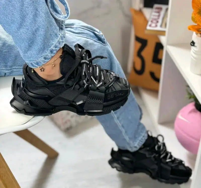 Zapatillas deportivas negras con diseño moderno