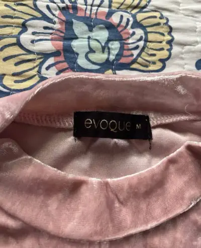 Polera de terciopelo rosa Evoque para mujer - miniatura 2