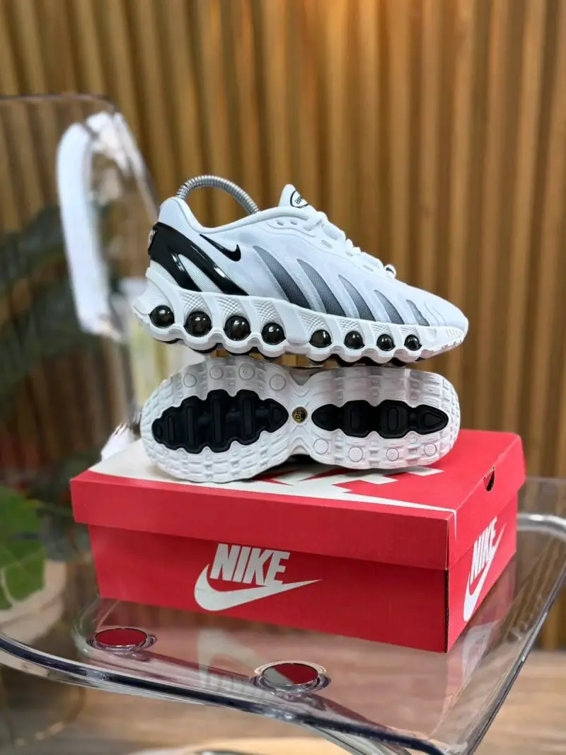 Zapatillas deportivas Nike blancas con diseño