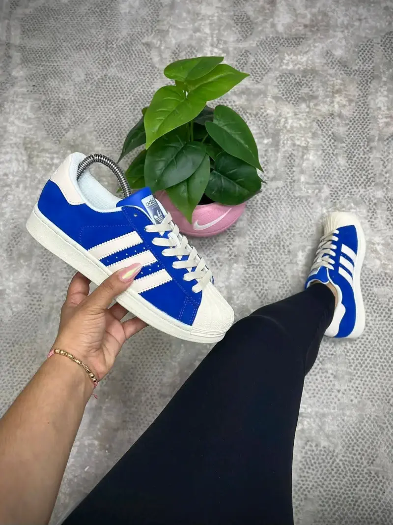 Zapatillas deportivas azules Adidas clásicas