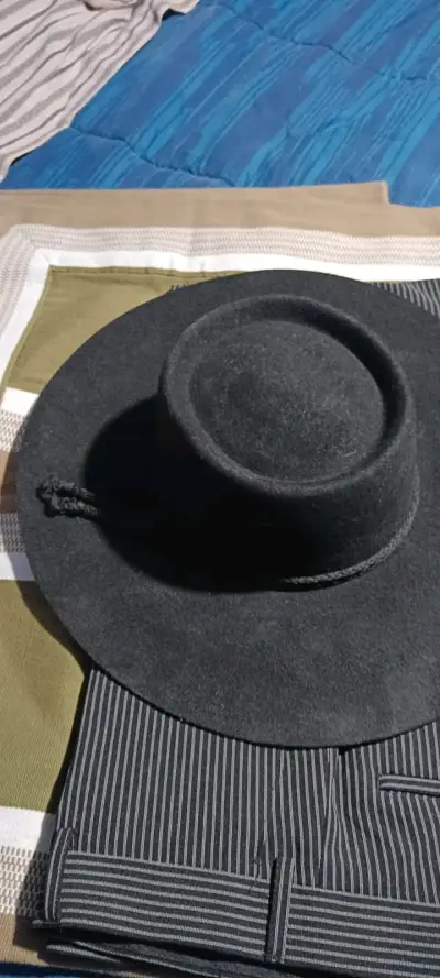 Poncho de lana con diseño a rayas y sombrero - miniatura 1