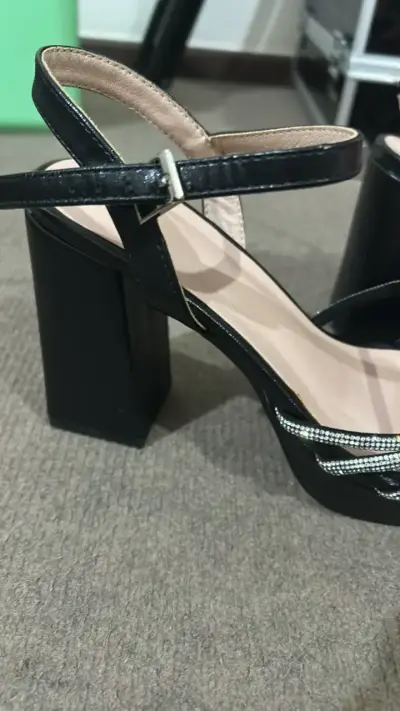 Sandalias de tacón alto negras con brillantes - miniatura 2