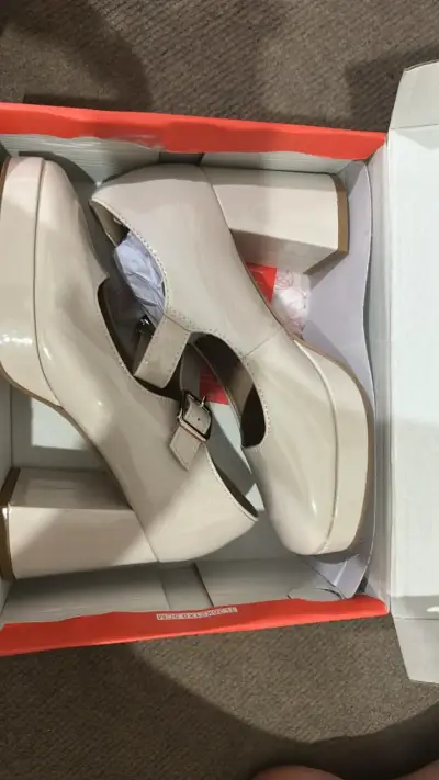 Sandalias de tacón alto blancas cerradas - miniatura 1