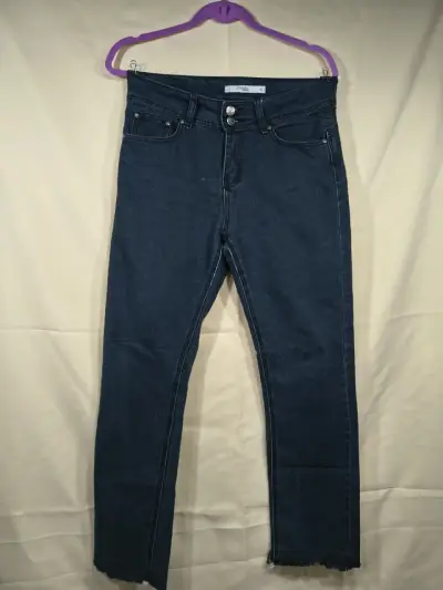 Jeans azul oscuro para mujer con diseño moderno - miniatura 1