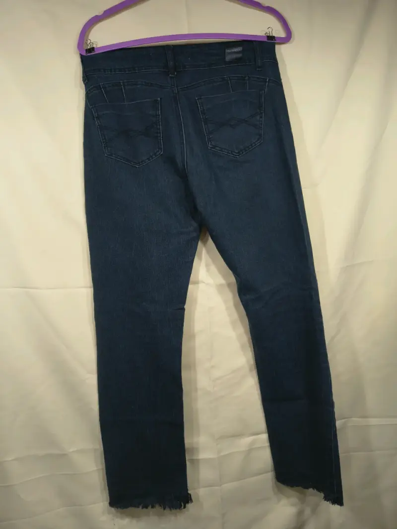 Jeans azul oscuro para mujer con diseño moderno - 2