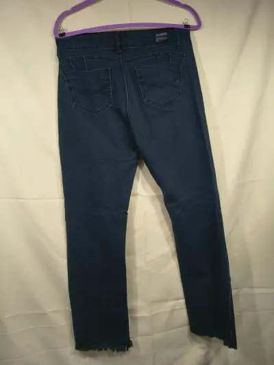 Jeans azul oscuro para mujer con diseño moderno - miniatura 2