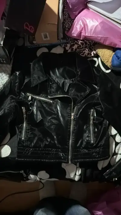 Chaqueta de cuero sintético negra con cierres - miniatura 1