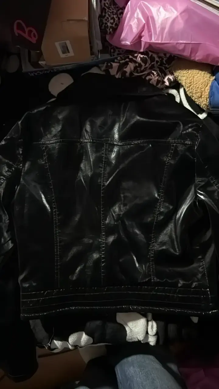 Chaqueta de cuero sintético negra con cierres - 2